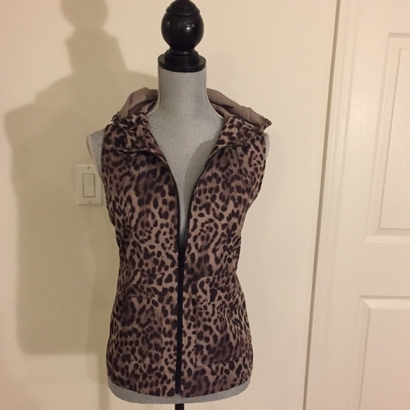 VINCE CAMUTO - Leopard Print Hooded Cargo Vest - Picture 2 of 10